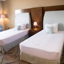 اتاق دو تخته توئین اشراق با دید محدود به حرم هتل قصر الضیافه قدس مشهد