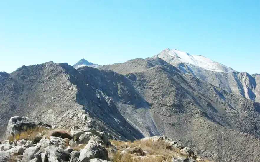 کوه اردهال یکی از جاذبه‌های طبیعی کاشان