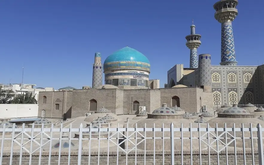 مسجد هفتاد و دو تن از نمای دور و گنبد سبز رنگ
