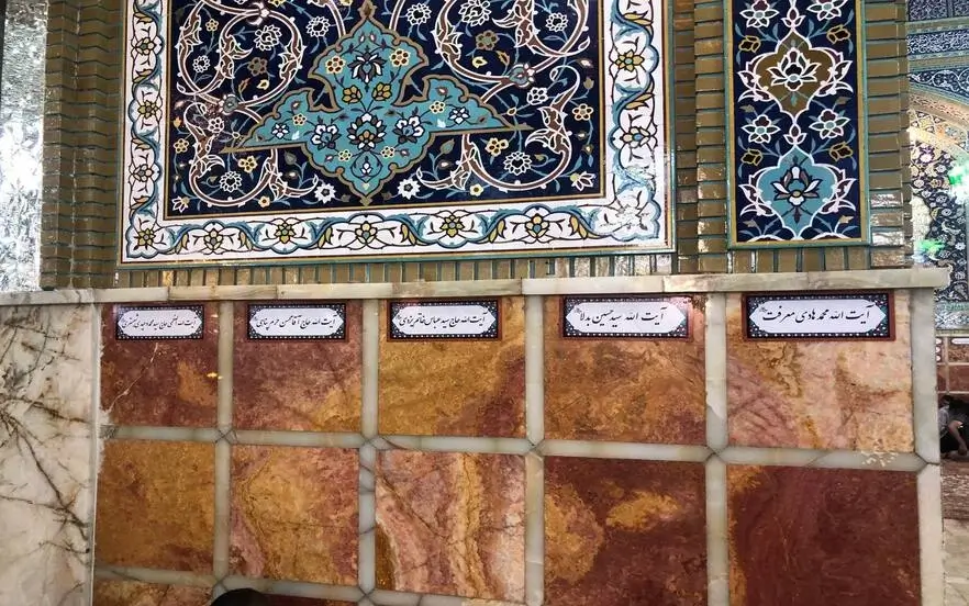 مسجد بالاسر در مشهد و قبور دیواری