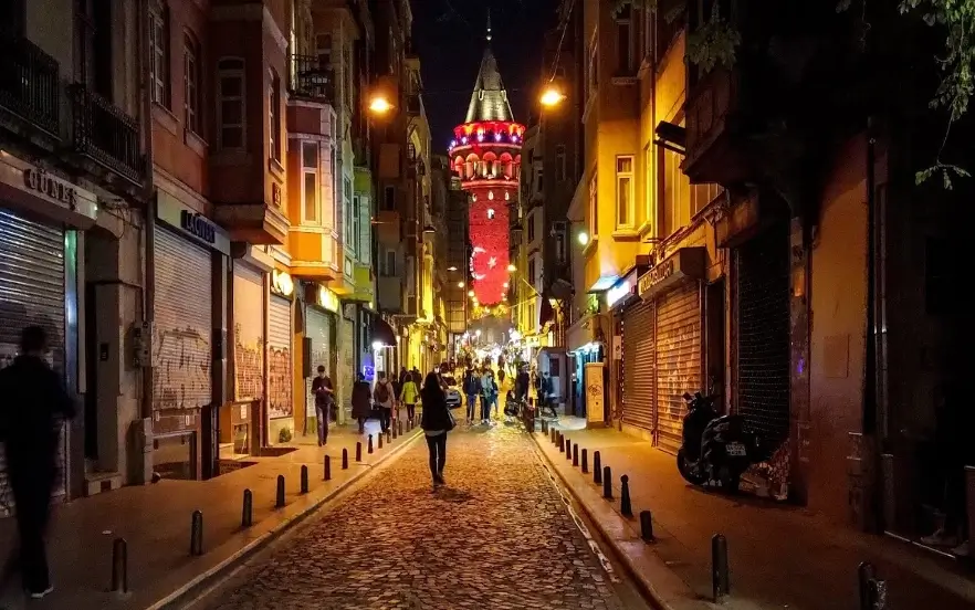 خیابان های استانبول در شب