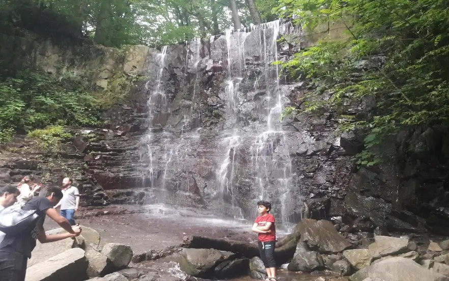 آبشار لونک و مردم در حال آب تنی و عکاسی سلفی