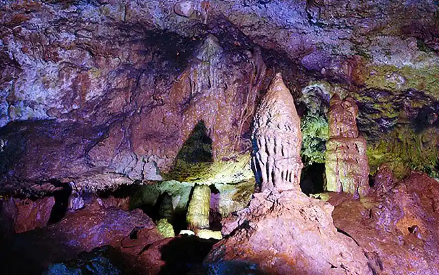 غار آویشو یکی از مقصدهای تابستانی گیلان