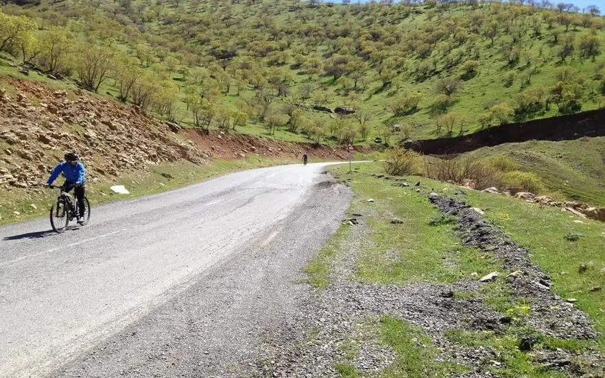 مردم در مسیر روستای هجیج