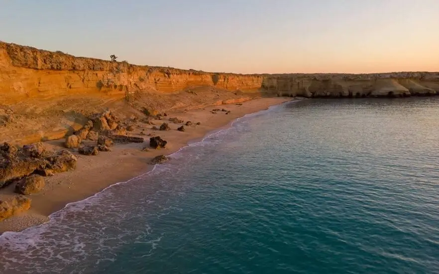 ساحل جزیره هنگام در غروب