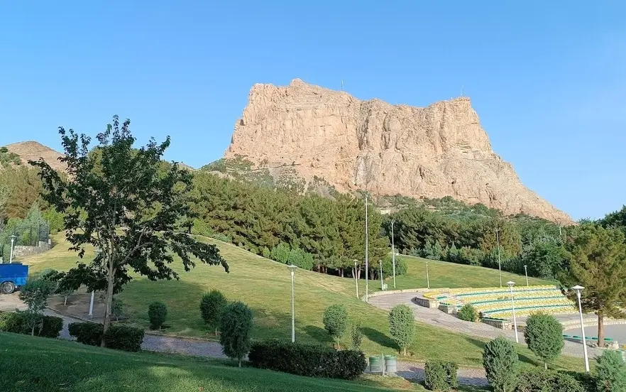 سرسبزی پای کوه صفه اصفهان