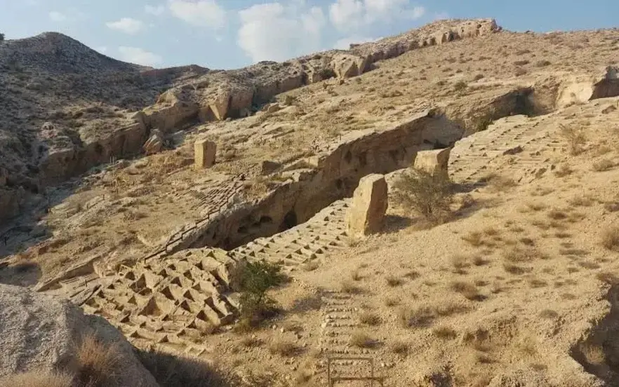 گورستان قدیمی سیراف