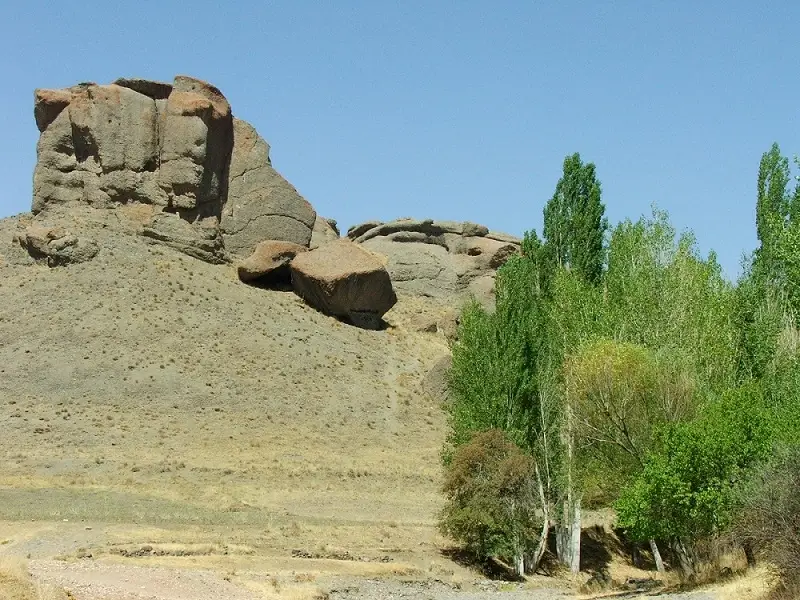 پیکره سنگی بابا داوود عنبران