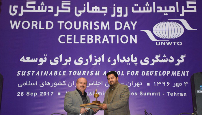 دریافت لوح زرین ملی به عنوان برترین و تنها سامانه دارای مجوز رزرواسیون اماکن اقامتی در کشور